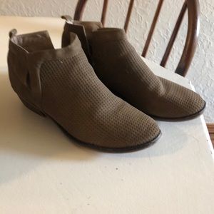 Women’s ankle booties